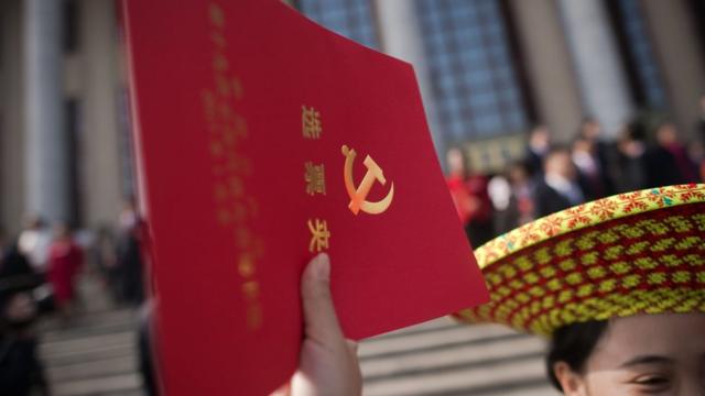 章立凡指出，习近平的新时代中国特色社会主义思想写入党章后，其绝对权威会使官员"不敢妄议"。