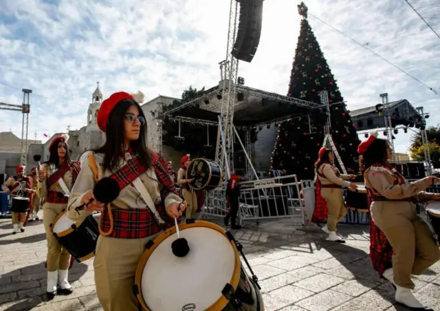 فرق كشفية تشارك في الاحتفالات