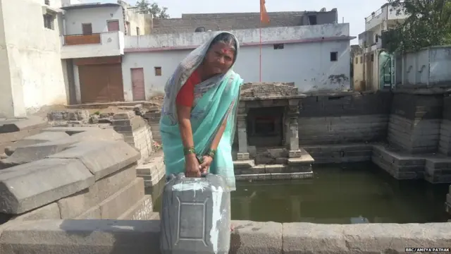 शांताबाई यांना गुडघ्याचा त्रास आहे.