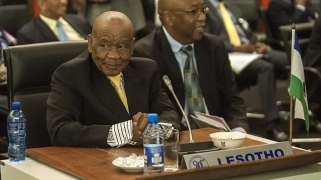 M. Thabane avait pris une autre femme qui apparaît régulièrement en public à ses côtés.