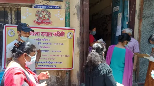 পথচলতি বা ভাসমান যৌনকর্মী, তাদের অবস্থা আরও শোচনীয়।