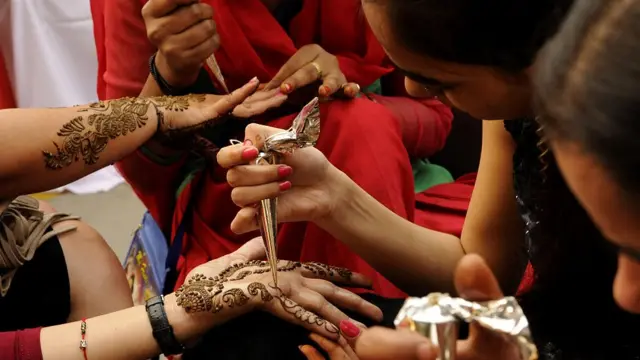 திருமணத்துக்கு பயந்து இந்தியா வர மறுக்கும் இளம்பெண்ணின் கதை