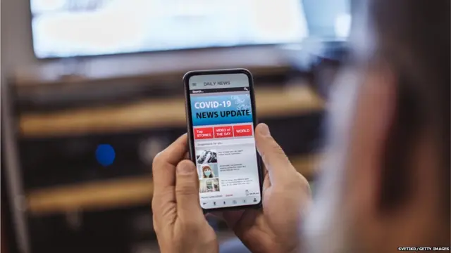 मोबाइल पर न्यूज़ देखता व्यक्ति