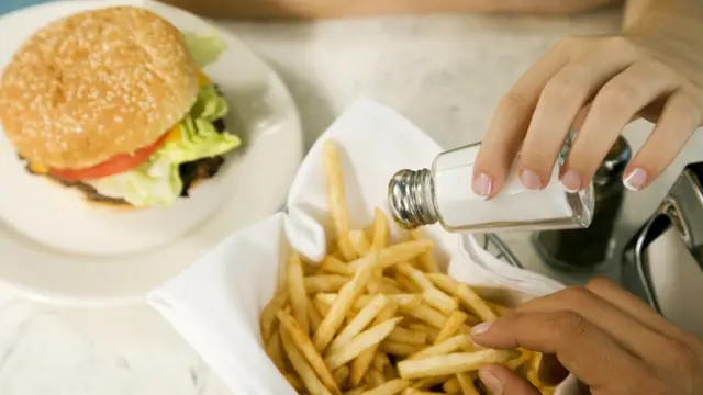 Que algunos alimentos tienen mucha sal es algo sabido.