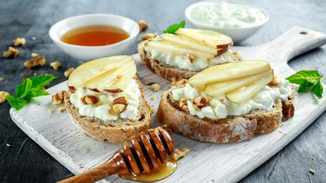 Хлеб с сыром, фруктами и ложкой меда