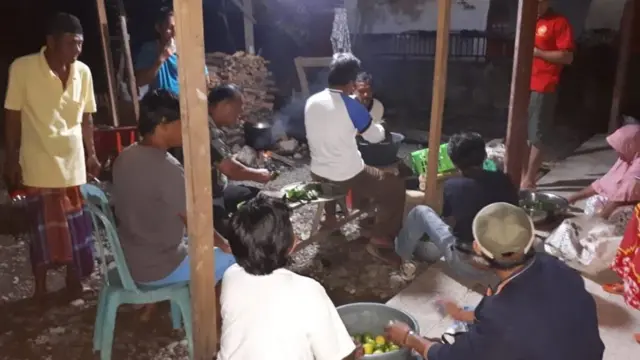 Warga bergotong royong meracik campuran desinfektan alami yang dibuat dari racikan daun sirih dan jeruk nipis