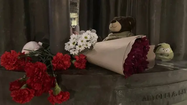 у памятника Лесе Украинке