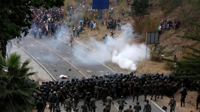 Grases lacrimógenos y enfrentamientos entre los migrantes y las fuerzas de seguridad de Guatemala.