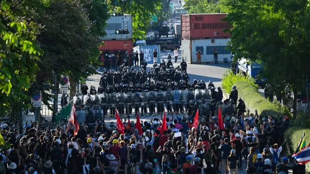 ภาพผู้ชุมนุมเผชิญหน้ากับตำรวจ