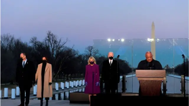 TT Biden cùng phu nhân, vợ chồng phó TT và Hồng y Wilton Gregory