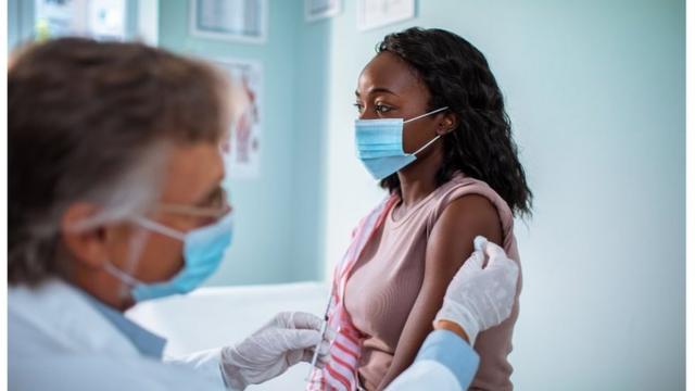 Mulhercassinos que mais pagammáscara recebendo vacina