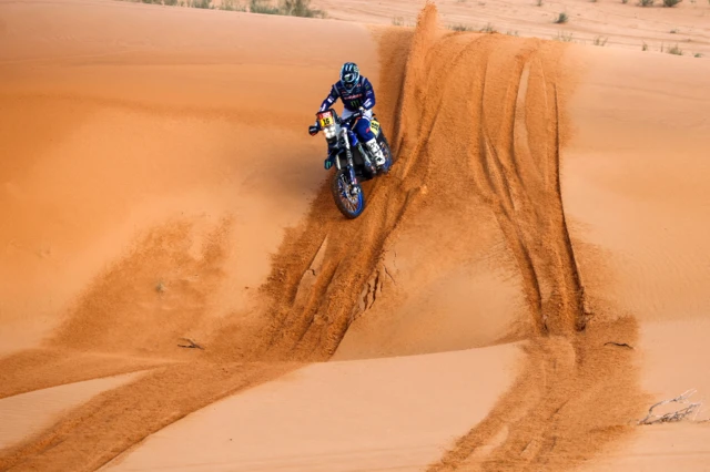 A ranar Litinin, Ross Branch - wani ɗan wasa da babur daga Botswana yake tseren babur a mataki na biyu a tseren da ake yi na Dakar Rally inda ake yi tseren a Saudiyya tun a 2020 saboda tsaro.
