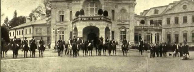 Після повернення з полювань. На задньому плані головний вхід до палацу