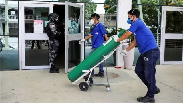 Travailleurs à l'hôpital Getulio Vargas à Manaus.