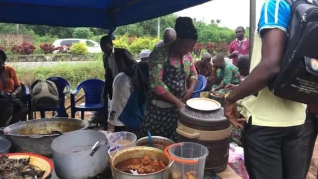 Woman wey dey sell food