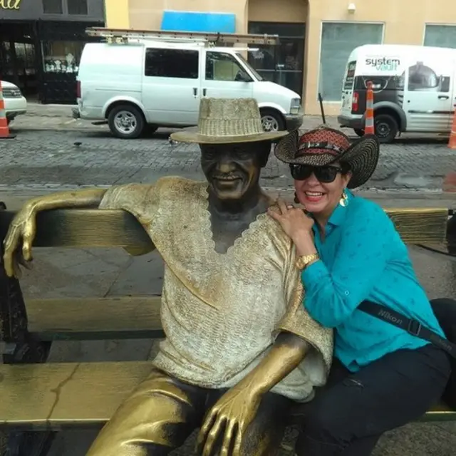 Mery Romero, "dándole un abrazo al gran compositor puertorriqueño Tite Cure"