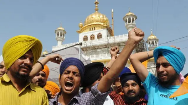 ऑपरेशन ब्लू स्टारला 25 वर्षं झाल्याच्या पार्श्वभूमीवर घोषणा देणारे शीख कार्यकर्ते