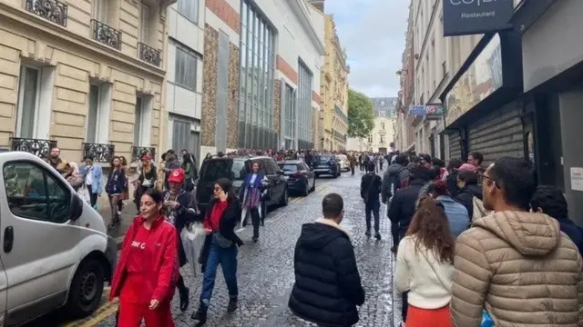 Fila para votar em Paris