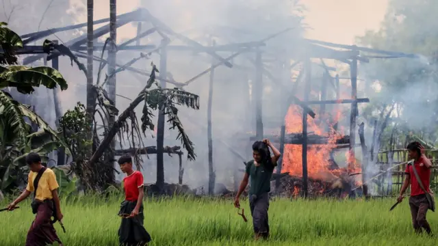 রাখাইনে রোহিঙ্গা বাড়ি-ঘর জ্বালিয়ে দেয়া হচ্ছে।