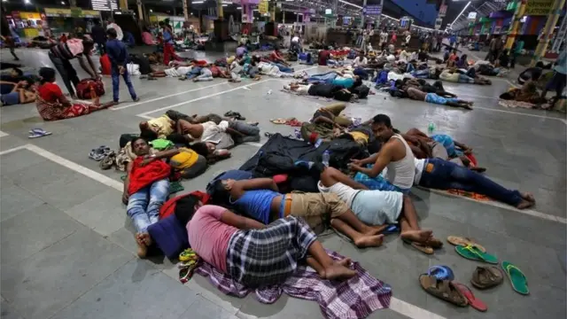 وزش توفان شدید حرکت قطارها و هواپیماها را متوقف کرده