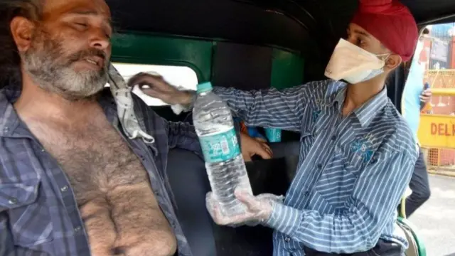 হাসপাতালে জায়গা না পেয়ে রাস্তায় অপেক্ষা করছেন একজন কোভিড রোগী