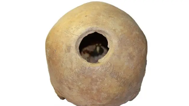 جمجمة مثقوبة لأنثى قدر العلماء عمرها بما يتراوح بين 20 و25 عاما، وقد التأمت حواف الثقب جزئيا