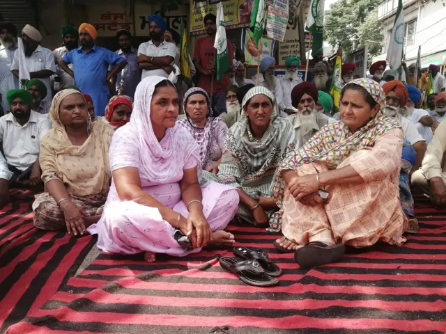 ਪ੍ਰਦਰਸ਼ਨ ਵਿੱਚ ਹਿੱਸਾ ਲਂਦੀਆਂ ਔਰਤਾਂ