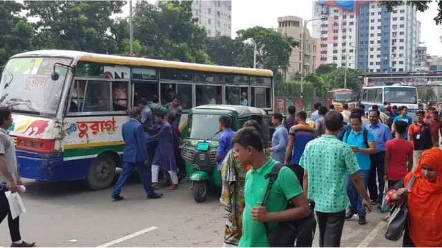 রাস্তা অবরোধের কারণে অনেককে হেঁটে নিজেদের গন্তব্যে যেতে দেখা যায়