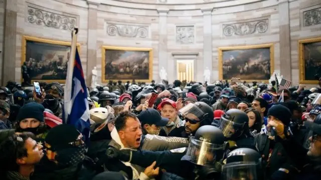 Dandazon magoya bayan Trump a ginin majalisar wakilan ƙasar wato Capitol da ke Washington