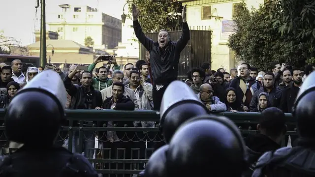 Manifestantes egipcios protestas por la entrega de las islas de Tirán y Sanafir a Arabia Saudita.