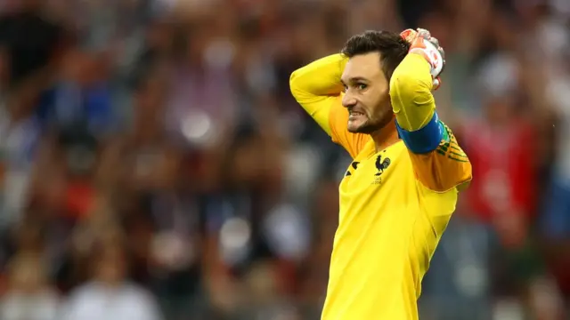 Kipa wa Ufaransa Hugo Lloris akijutia baada ya kusababisha Croatia kufunga bao la pili