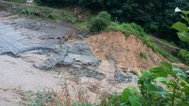 경기도 일원에 밤새 집중호우가 쏟아지면서 2일 오전 7시 32분께 경기 이천시 율면 산양저수지가 일부 붕괴됐다. 둑이 무너지면서 쏟아진 물이 아래 마을을 휩쓸고 지나가 농경지와 주택이 침수되는 피해가 발생했다