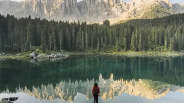 Mulher diantenetbet saque pixlago, floresta e montanha