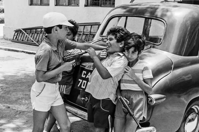 બાળકો નકલી પિસ્તોલથી રમી રહ્યા છે