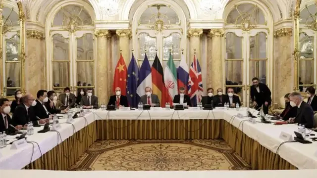 چین، روسیه، فرانسه، بریتانیا و آلمان به همراه ایالات متحده که به طور غیرمستقیم با ایران مذاکره می کند در گفت‌وگوهای وین حاضرند.