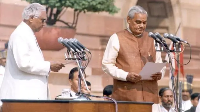 वाजपेयींना पंतप्रधानपदाची शपथ देताना राष्ट्रपती K. R. नारायणन