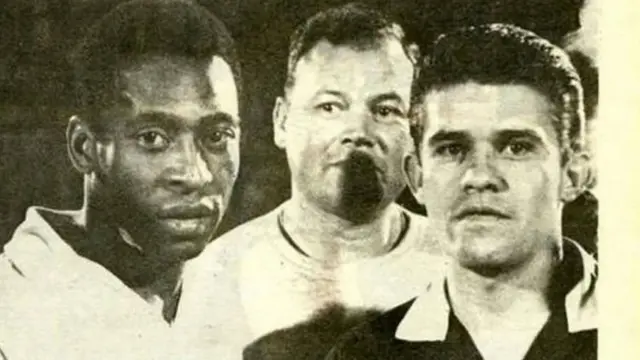 Веласкес (праворуч) видалив Пеле, але замість цього сам пішов з поля