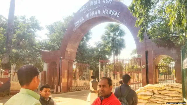 बीपीएससी की एक परीक्षा में परीक्षा देते अभ्यर्थी, छपरा के एक केंद्र पर