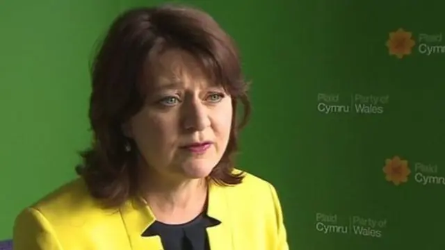 لين وود تطالب بمعدات وقاية شخصية للنساء