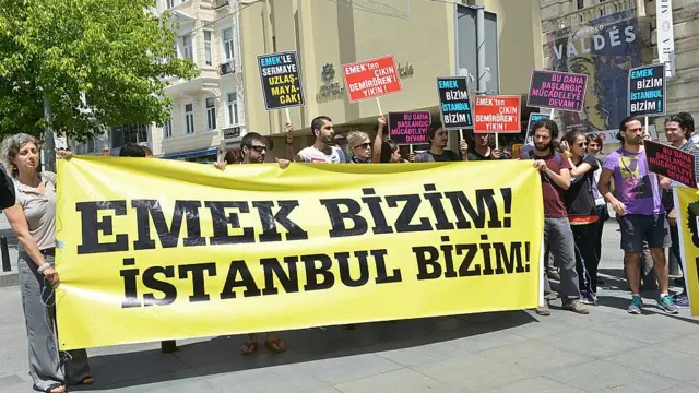sinema yazarlarına yeni filmlerin gösterime giremediği ve festivalleri takip edemedikleri bu dönemde evlerinde hangi yapımları izlediklerini sorduk.