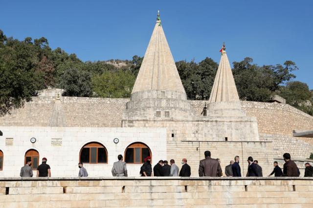إيزيديون يحضرون مراسم أداء القسم في معبد لالش، في 18 نوفمبر/تشرين الثاني 2020.