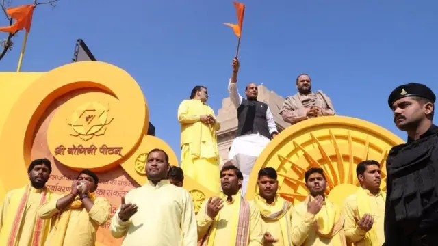 રથને ધજા બતાવતા રાજનાથ સિંહ