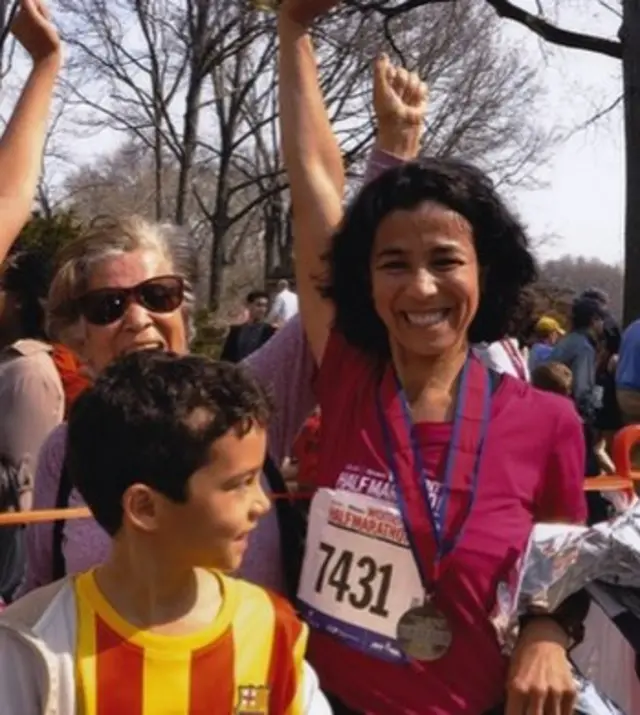 مع أمها وابنها بعد أن أنهت سباق نصف ماراثون لأول مرة