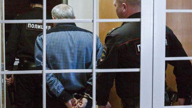 Один из задержанных по делу о массовом отравлении парфюмерным концентратом "Боярышник" в Ленинском районном суде Иркутска