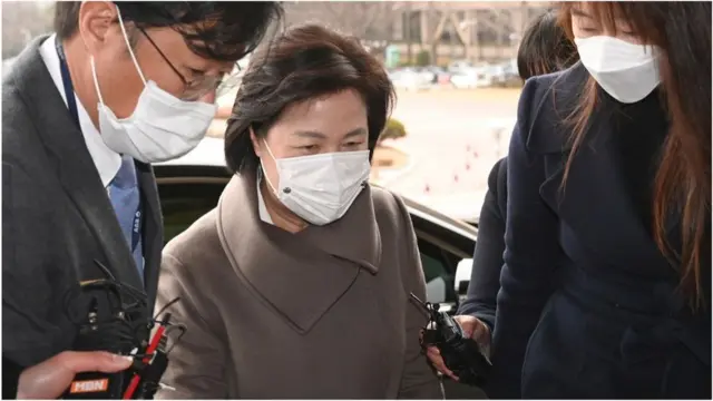 윤석열 검찰총장의 직무집행정지 처분에 대한 집행정지 신청 인용 이튿날인 2일 오전 경기 과천 법무부청사로 추미애 법무부 장관이 출근하고 있다