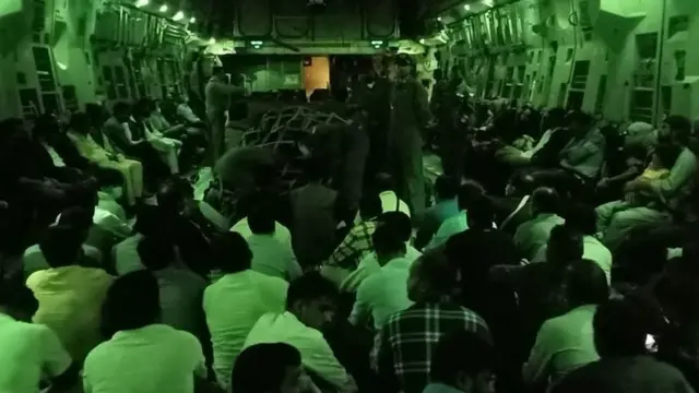 भारत आए विमान में बैठे यात्री