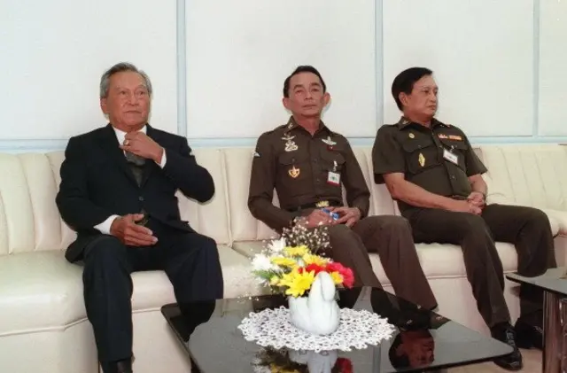 พล.อ. ชาติชาย ชุณหะวัณ นายกรัฐมนตรีในขณะนั้น (ซ้าย) นั่งอยู่ข้าง พล.อ. สุนทร คงสมพงษ์ ผู้บัญชาการทหารสูงสุด (กลาง) และ พล.อ. สุจินดา คราประยูร ผู้บัญชาการทหารบก เมื่อเดือนม.ค. 2534