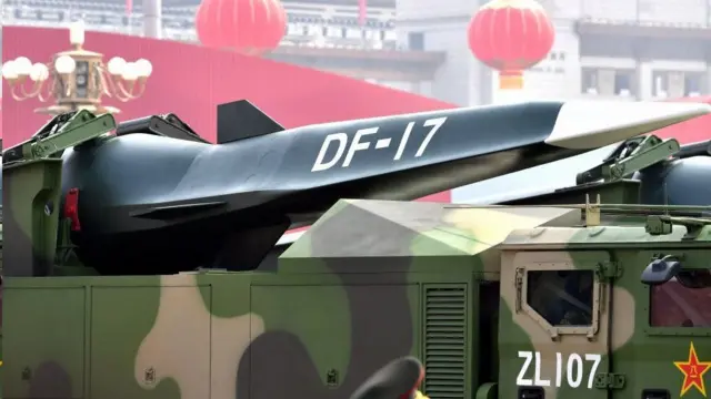 中国军队还装备了世界第一款超高音速滑翔导弹东风-17。