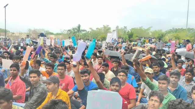 బాసర ట్రిపుల్ ఐటీ విద్యార్ధుల ఆందోళన