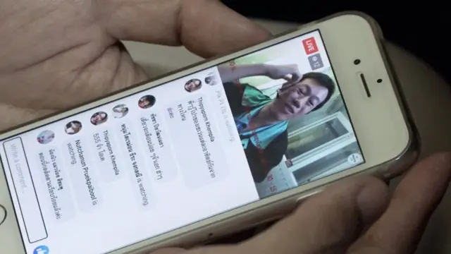 ภาพจากหน้าจอโทรศัพท์ เฟซบุ๊กไลฟ์รายการ 'โชว์โนอาย'